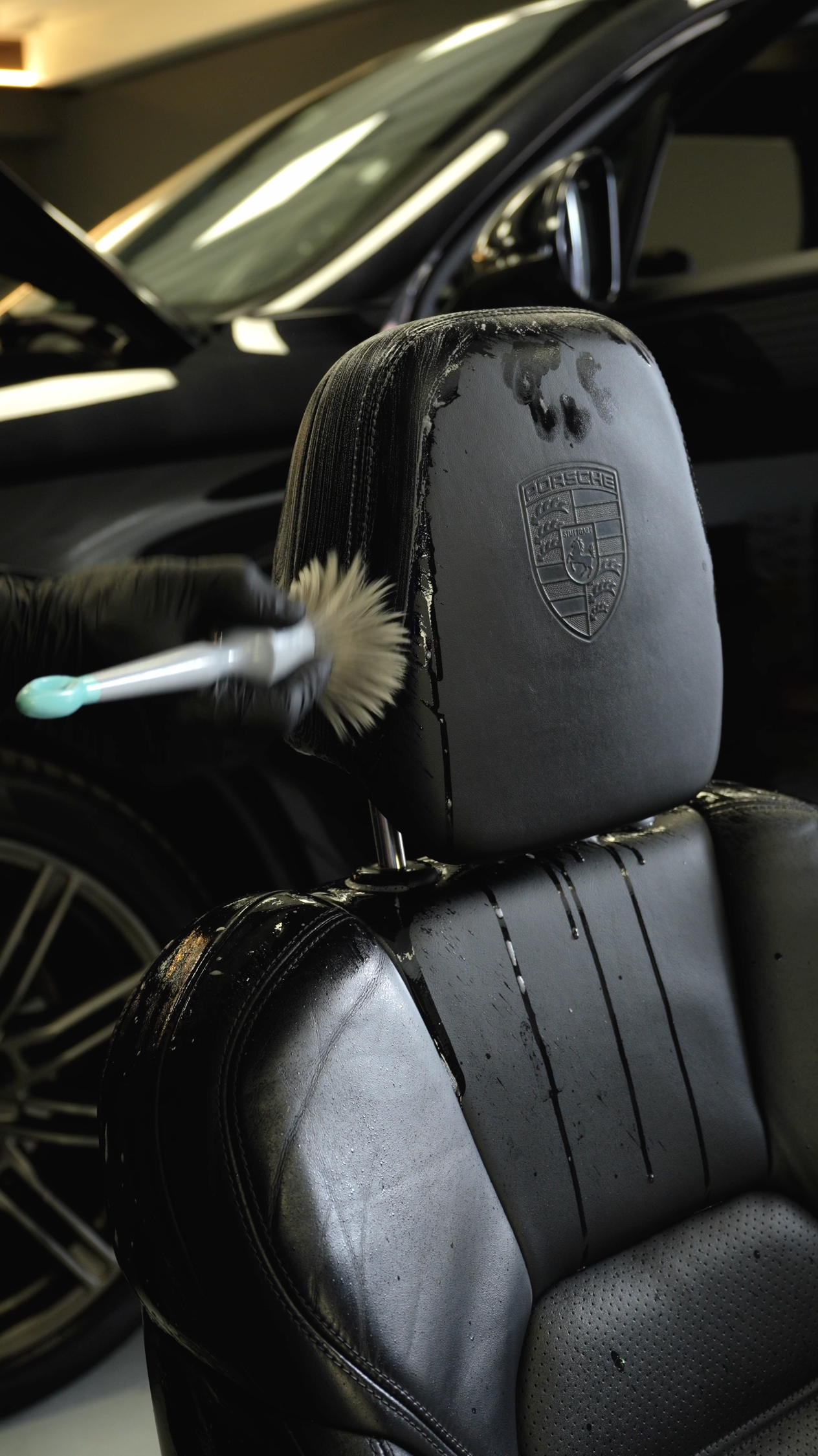 Pulizia Interni sedile a mano con pennello